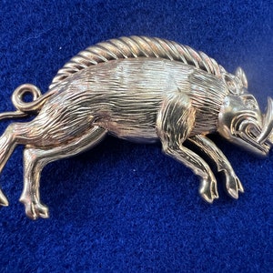 Könnte beinhalten: Eine silberne Wildschweinfigur mit detaillierter, strukturierter Oberfläche. Das Wildschwein rennt mit offenem Maul und sichtbaren Hauern. Die Figur ist ein Dekorationsstück.