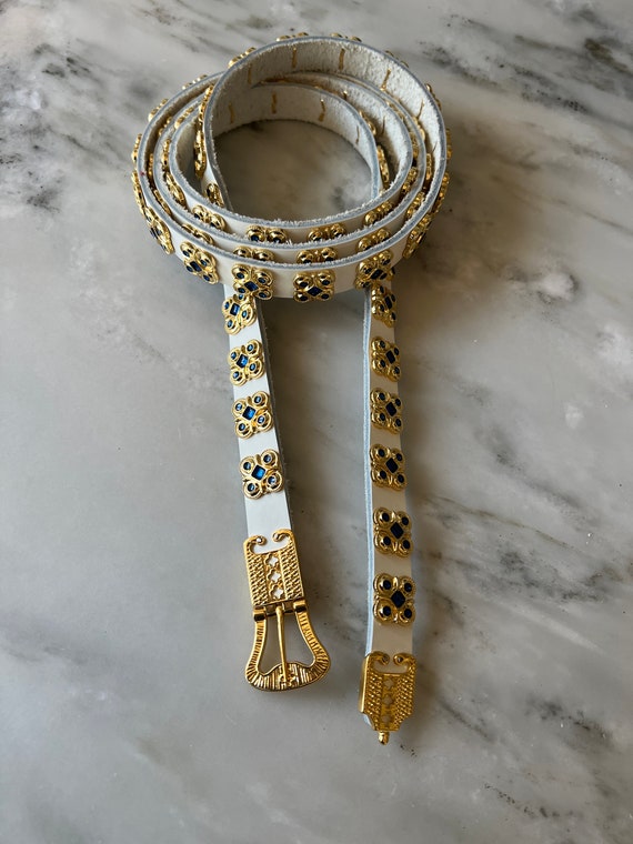 Vintage White Fabric Belt with Decorative swirl design Gold-tone Buckle 12 31.75 Vintage Gold tone Swirl belt buckle and stretch‎ belt main image 3