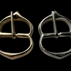 Medeltida bruksspänne i nickel-silver: Dubbellob från 1100-1400-talet