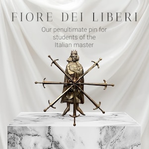 Peut inclure: Une épingle en métal doré représentant une figure portant une couronne et une robe, entourée de six épées. L'épingle porte l'inscription "Fiore Dei Liberi" et "Notre avant-dernière épingle pour les étudiants du maître italien".