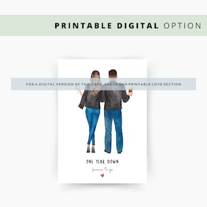 Op de afbeelding: Een printbare digitale kaart met een aquarel-illustratie van een stel dat drankjes vasthoudt. De tekst luidt "Een jaar is voorbij, voor altijd te gaan".