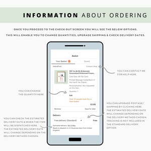K&ouml;nnte beinhalten: Ein Screenshot eines Handybildschirms, der einen Warenkorb mit einer personalisierten Brautjungfern-Anfragekarte zeigt. Die Karte ist eine flache A6-Karte mit einer gedruckten Nachricht auf der Vorder- und R&uuml;ckseite. Der Text auf der Karte lautet "Willst du meine Brautjungfer sein? Personalisierte Brautjungfern-Anfrage". Der Bildschirm zeigt auch Optionen zum &Auml;ndern der Menge, zum Upgrade des Versands und zum &Uuml;berpr&uuml;fen der Liefertermine.