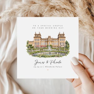 Peut inclure: Une carte de mariage carrée avec une illustration à l'aquarelle du palais de Blenheim, sa fontaine et ses jardins. Le texte indique : TO A SPECIAL COUPLE ON YOUR WEDDING DAY, James & Phoebe, 09.09.27, et Blenheim Palace, avec un petit cœur.