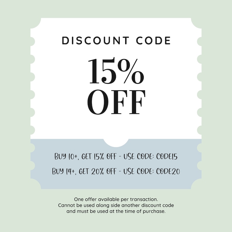 K&ouml;nnte beinhalten: Ein wei&szlig;er Rabattcode-Coupon mit blauem Rand. Der Text lautet "DISCOUNT CODE 15% OFF". Unter dem Text befinden sich zwei Angebote: "BUY 10+, GET 15% OFF - USE CODE: CODE15" und "BUY 14+, GET 20% OFF - USE CODE: CODE20". Am unteren Rand des Coupons steht: "Ein Angebot pro Transaktion. Kann nicht zusammen mit einem anderen Rabattcode verwendet werden und muss zum Zeitpunkt des Kaufs verwendet werden."