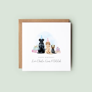 Pu&ograve; includere: Un biglietto di compleanno con illustrazioni ad acquerello di tre cani con cappelli da festa, con regali e la scritta "Happy Birthday". La carta include il testo "Love Charlie, Oscar & Delilah."