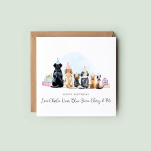 Pu&ograve; includere: Un biglietto di compleanno con illustrazioni ad acquerello di sei cani e gatti con cappellini da festa. Le parole "Happy Birthday" sono sopra gli animali domestici e i nomi "Love Charlie, Oscar, Blue, Stevie, Cherry & Pete" sono sotto.