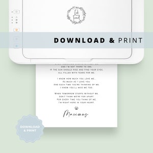 Op de afbeelding: Printbare gedenkkaart met een pootprint en de tekst "En ik ben er niet om het te zien. Als de zon opkomt en je ogen vindt, allemaal gevuld met tranen voor mij. Ik weet hoeveel je van me houdt... net zoveel als ik van je hou. En elke keer dat je aan me denkt, weet ik dat je me ook zult missen. Wanneer morgen begint zonder mij, denk dan niet dat we ver weg zijn, want elke keer dat je aan me denkt, ben ik hier in je hart. Maximus"