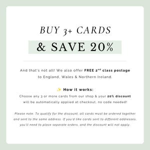 K&ouml;nnte beinhalten: Eine wei&szlig;e rechteckige Grafik mit salbeigr&uuml;nen R&auml;ndern und schwarzem Text: BUY 3+ CARDS & SAVE 20%. Darunter erl&auml;utert ein kleinerer Text das Rabattangebot, die Versanddetails f&uuml;r England, Wales und Nordirland sowie die entsprechenden Anweisungen.