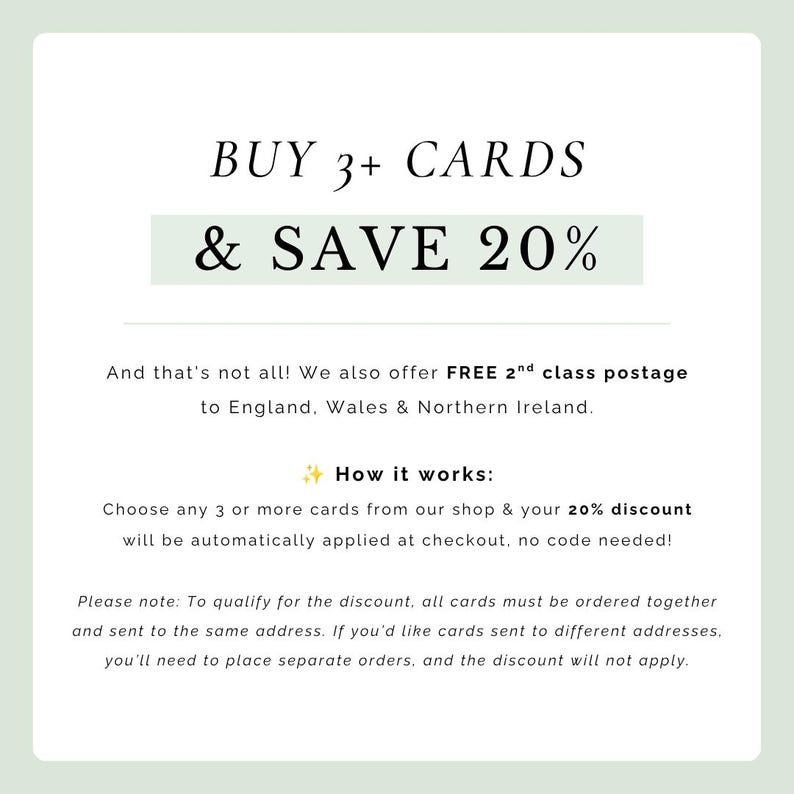 K&ouml;nnte beinhalten: Eine wei&szlig;e rechteckige Grafik mit salbeigr&uuml;nen R&auml;ndern und schwarzem Text: BUY 3+ CARDS & SAVE 20%. Darunter erl&auml;utert ein kleinerer Text das Rabattangebot, die Versanddetails f&uuml;r England, Wales und Nordirland sowie die entsprechenden Anweisungen.