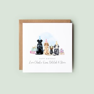 Pu&ograve; includere: Un biglietto di compleanno con illustrazioni ad acquerello di quattro cani con cappelli da festa. Il biglietto recita "Happy Birthday" e "Love Charlie, Oscar, Delilah & Stevie."