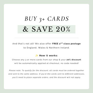 Puede incluir: Un gr&aacute;fico rectangular blanco con bordes verde salvia que contiene el texto negro: BUY 3+ CARDS & SAVE 20%. Debajo, un texto m&aacute;s peque&ntilde;o explica la oferta de descuento, los detalles de env&iacute;o para Inglaterra, Gales e Irlanda del Norte e instrucciones.
