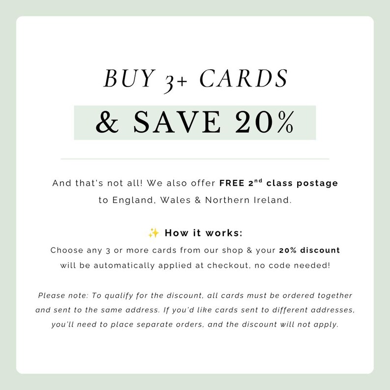 Puede incluir: Un gr&aacute;fico rectangular blanco con bordes verde salvia que contiene el texto negro: BUY 3+ CARDS & SAVE 20%. Debajo, un texto m&aacute;s peque&ntilde;o explica la oferta de descuento, los detalles de env&iacute;o para Inglaterra, Gales e Irlanda del Norte e instrucciones.