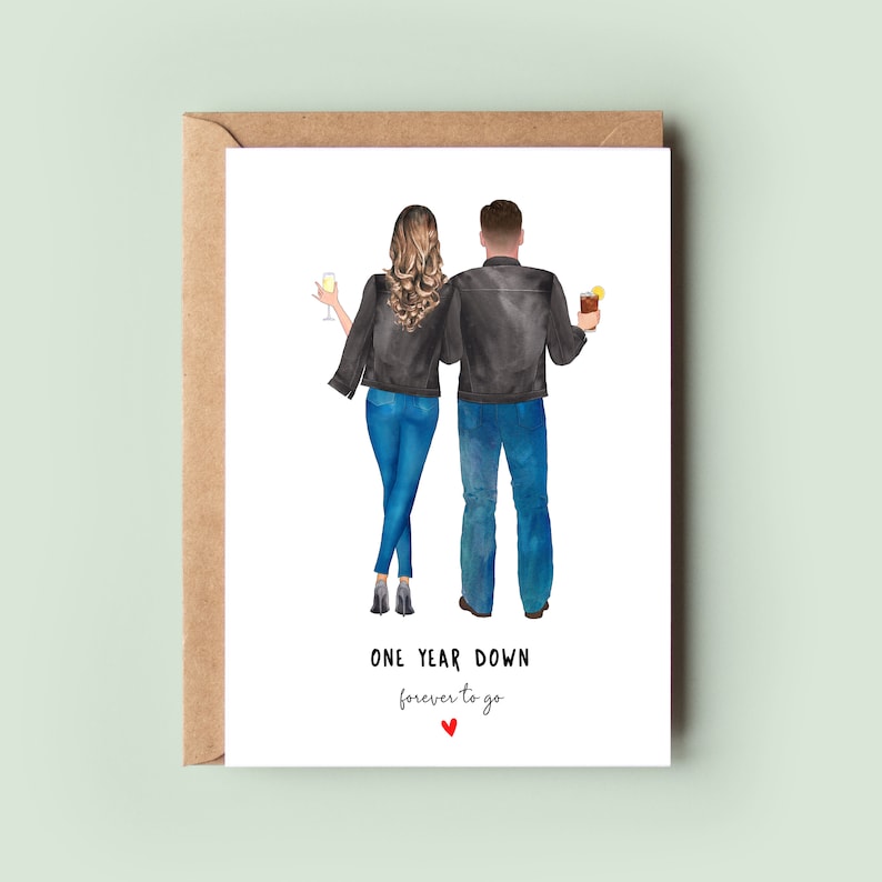 Op de afbeelding: Een aquarel-illustratie van een stel in spijkerjacks en jeans, met drankjes in de hand. De tekst luidt "Een jaar voorbij, voor altijd te gaan" met een rood hart.