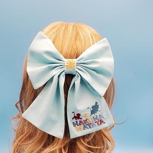 Puede incluir: Un juego de tres tazas de cerámica con un acabado mate moteado. Cada taza presenta un color diferente: azul claro, crema y gris. Las tazas tienen un diseño simple y moderno y un asa cómoda.