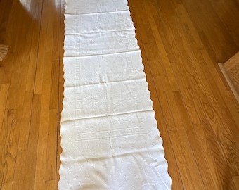 Camino de mesa largo festoneado blanco sobre blanco con estampado de margaritas en relieve