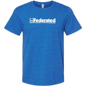 Puede incluir: Una camiseta azul real con el logotipo blanco "Federated Home Entertainment Electronics Superstores" impreso en la parte delantera.