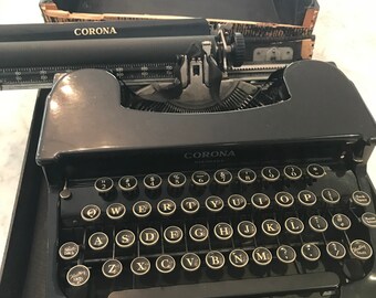 Smith Corona 1960s Vintage Typewriter with Case