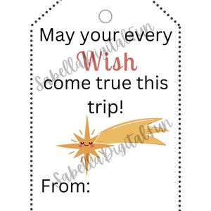 Puede incluir: Una etiqueta de regalo blanca con un borde de puntos negros. La etiqueta tiene una estrella dorada con una cara sonriente y el texto "May your every wish come true this trip!" y "From:"