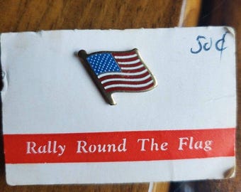 Pin de solapa con la bandera estadounidense de época en una tarjeta de presentación "Rally Round the Flag".