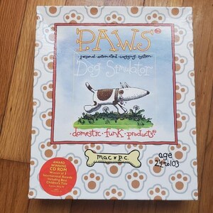 Könnte beinhalten: Quadratische Box für ein "Dog Simulator"-Spiel. Die Box hat einen weißen Hintergrund mit braunen Pfotenabdrücken. Auf der Vorderseite sind ein Cartoon-Hund, der Text "PAWS" und "domestic funk products" abgebildet. Enthält eine CD-ROM.