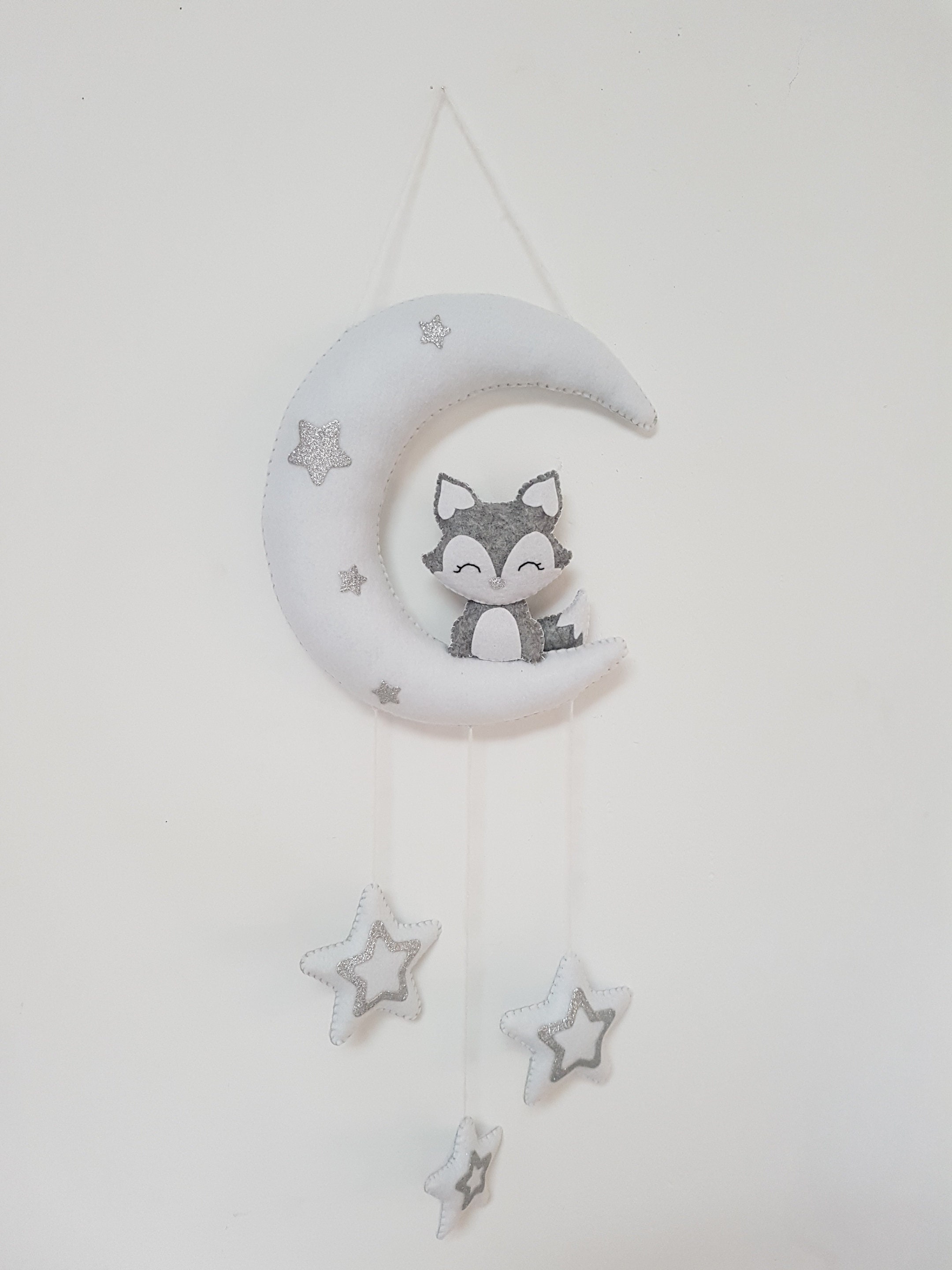 Lune Personnalisable à Suspendre Dans La Chambre de Bébé avec Son Renard Gris