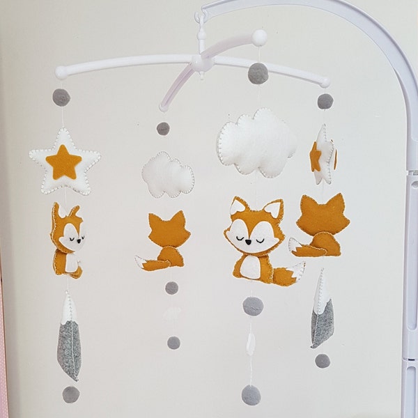 Mobile musical renard et montagne en feutrine de laine pour la chambre de bébé ( personnalisable à vos couleurs )