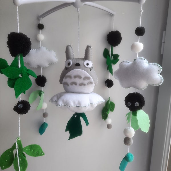 Mobile musical Totoro et ces noircies en feutrine de laine pour la chambre de bébé ( personnalisable à vos couleurs )