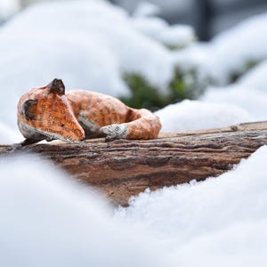 Volpe addormentata fatta a mano in cartapesta - Scultura di animale unica, decorazione rilassante primaverile ed estiva, regalo sostenibile