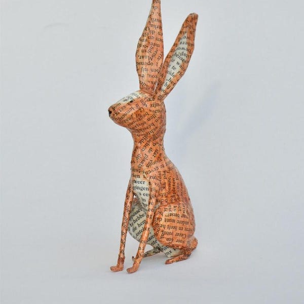 Lapin en papier mâché fait main à partir de pages de livres recyclées – Décoration intérieure durable