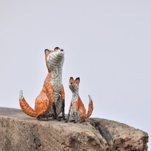 Niedliche Füchse, Mama-Fuchs mit Baby, handgemachter Dackel, Tierfiguren aus Pappmaché
