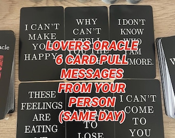Puede incluir: Un conjunto de cartas de oráculo negras con texto blanco, con frases como "No puedo hacerte feliz" y "Estos sentimientos me están comiendo vivo." Las cartas están etiquetadas como "Oráculo de los Amantes 6 Cartas" y "Mensajes de Tu Persona (Mismo Día)." Velas blancas en forma de rosa en la parte superior.
