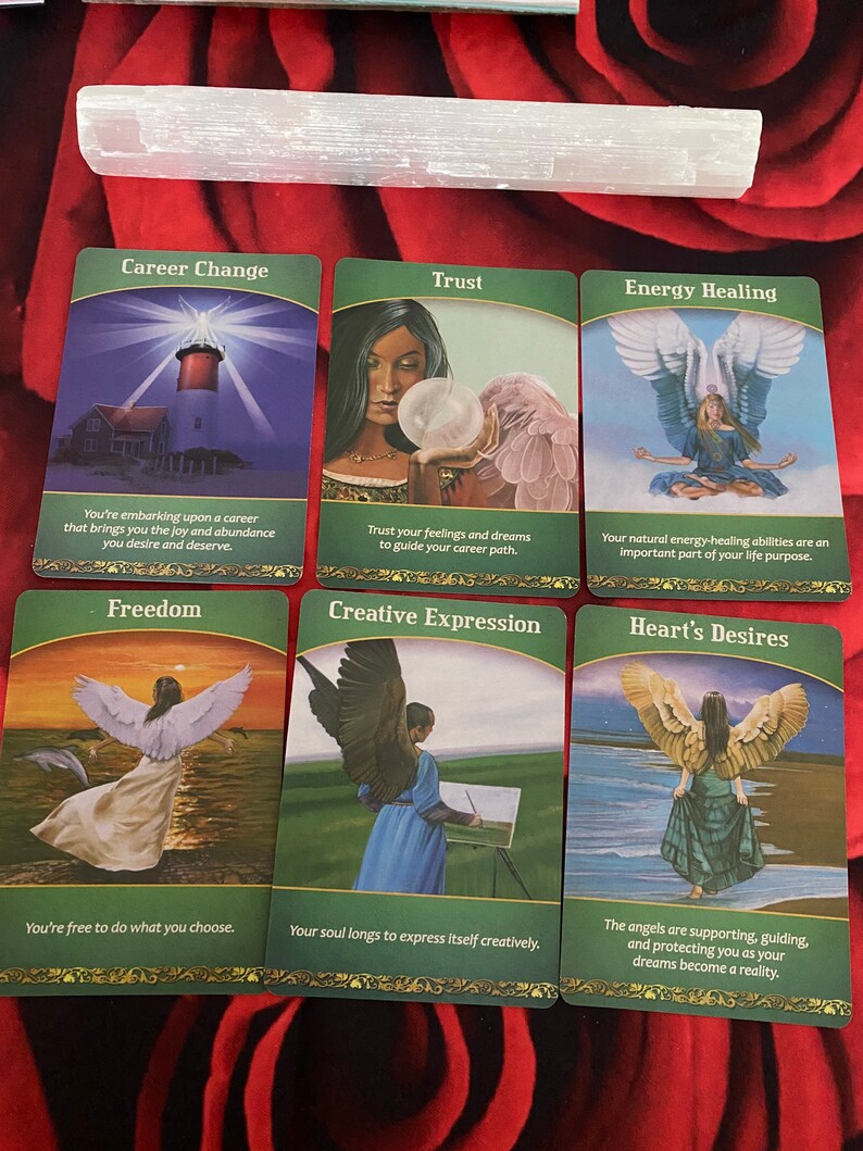 Puede incluir: Seis cartas de or&aacute;culo con bordes verdes y detalles dorados. Las cartas muestran im&aacute;genes de &aacute;ngeles, faros y otras im&aacute;genes simb&oacute;licas. Los t&iacute;tulos de las cartas son: Cambio de carrera, Confianza, Sanaci&oacute;n energ&eacute;tica, Libertad, Expresi&oacute;n creativa y Deseos del coraz&oacute;n.