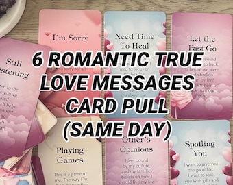 Puede incluir: Un conjunto de cartas de mensajes de amor románticos con frases como "Lo siento" y "Consentirte". Las cartas están dispuestas sobre una superficie de madera, con el texto "6 MENSAJES DE AMOR VERDADEROS ROMÁNTICOS TIRADA DE CARTAS (EL MISMO DÍA)" en el centro. Velas blancas con forma de rosa en el fondo.