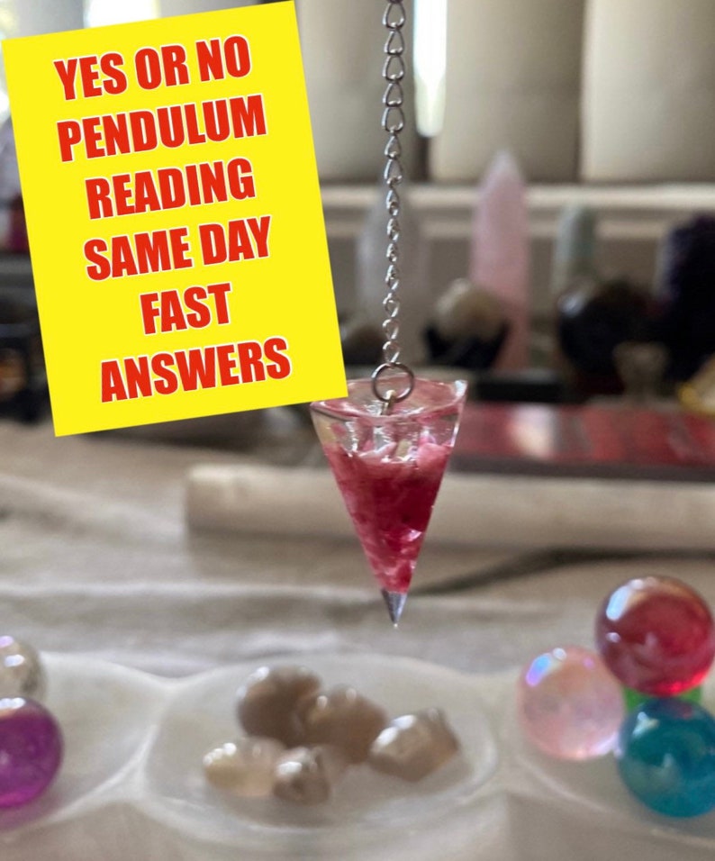 K&ouml;nnte beinhalten: Ein rosa Kristallpendel, das an einer silbernen Kette h&auml;ngt. Das Pendel befindet sich vor einem gelben Schild mit der Aufschrift "YES OR NO PENDULUM READING SAME DAY FAST ANSWERS".