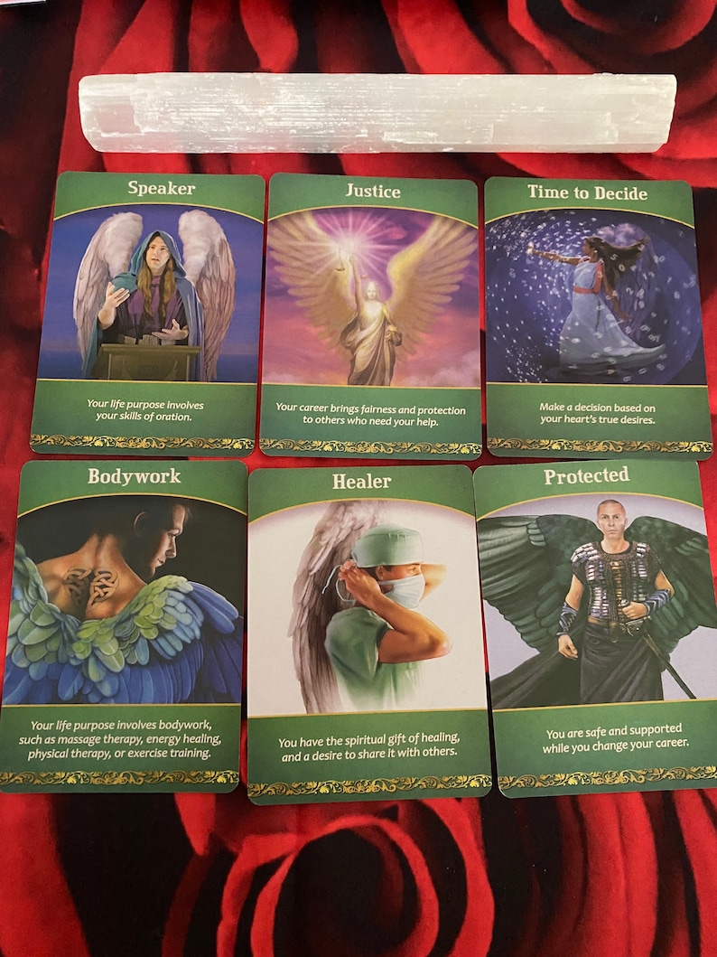 Puede incluir: Seis cartas de or&aacute;culo de &aacute;ngeles verdes y doradas con ilustraciones de &aacute;ngeles y texto. Las cartas se titulan "Speaker", "Justice", "Time to Decide", "Bodywork", "Healer" y "Protected".