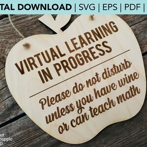 Peut inclure: Une pancarte en bois en forme de pomme avec le texte "VIRTUAL LEARNING IN PROGRESS" et "Veuillez ne pas déranger sauf si vous avez du vin ou si vous pouvez enseigner les mathématiques".