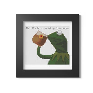 以下が含まれることがあります： 「でも、それは私の知ったことじゃない。」というテキストが書かれた緑色のカエルのミーム。カエルは茶葉の入った茶色のカップから飲んでいます。