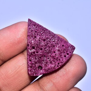 Cabochão de Rubi Druzy em Formato de Favo de Mel / Gema de Rubi em Formato de Favo de Mel de Alta Qualidade / Formato Livre / 74,40 Ct. / 33x30x10 mm. / Gema Solta / R-703