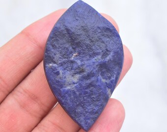 Sodaliet Druzy Cabochon / Unieke Sodaliet Druzy Edelsteen / Vrije vorm / 99,60 Ct. / 52X33X9 mm. / Losse edelsteen / K-134