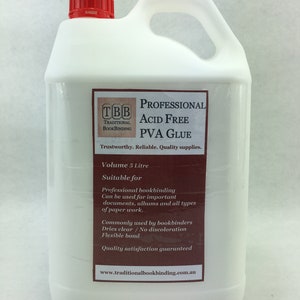 K&ouml;nnte beinhalten: Ein wei&szlig;er 5-Liter-Kunststoffkanister mit s&auml;urefreiem PVA-Kleber. Der Kanister hat einen roten Deckel und ein Etikett mit dem Text "PROFESSIONAL ACID FREE PVA GLUE" und dem Logo "TBB TRADITIONAL BOOKBINDING". Das Etikett tr&auml;gt au&szlig;erdem den Hinweis "Trustworthy. Reliable. Quality supplies."