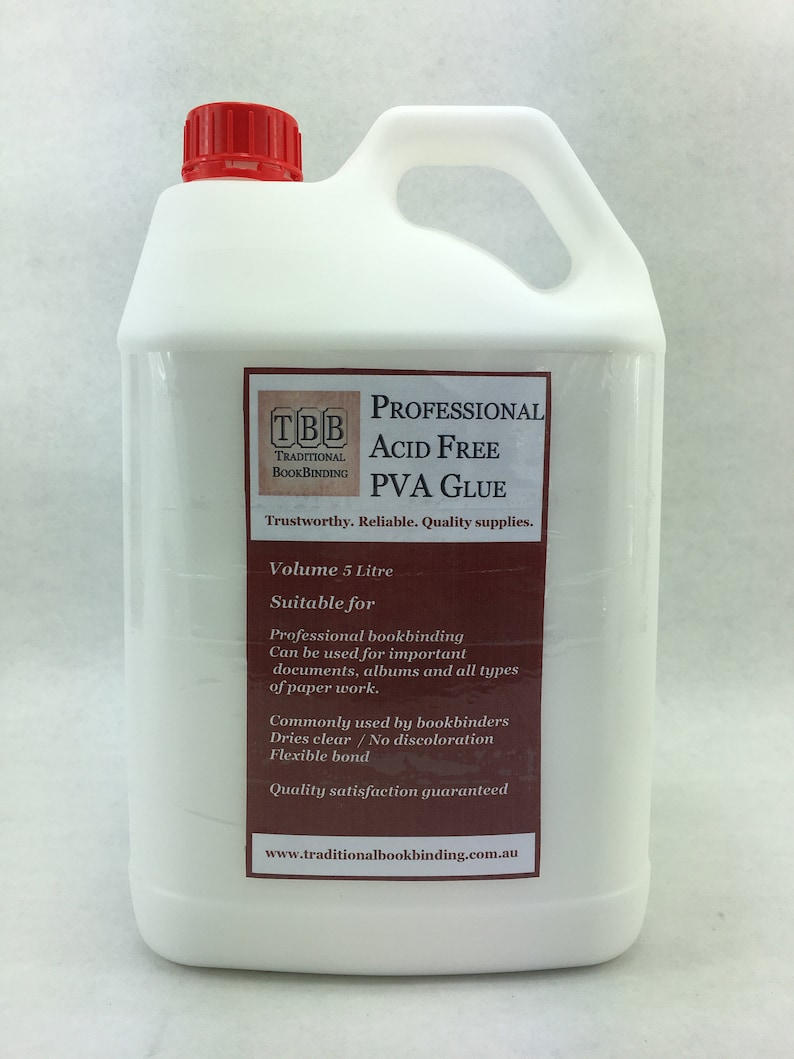 K&ouml;nnte beinhalten: Ein wei&szlig;er 5-Liter-Kunststoffkanister mit s&auml;urefreiem PVA-Kleber. Der Kanister hat einen roten Deckel und ein Etikett mit dem Text "PROFESSIONAL ACID FREE PVA GLUE" und dem Logo "TBB TRADITIONAL BOOKBINDING". Das Etikett tr&auml;gt au&szlig;erdem den Hinweis "Trustworthy. Reliable. Quality supplies."