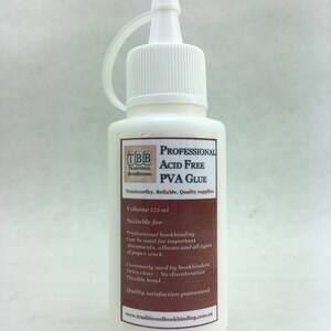 K&ouml;nnte beinhalten: Eine wei&szlig;e Flasche s&auml;urefreier PVA-Kleber f&uuml;r die Buchbinderei. Die Flasche ist mit "Professional Acid Free PVA Glue" und "Trustworthy. Reliable. Quality supplies." beschriftet. Die Flasche hat ein Fassungsverm&ouml;gen von 125 ml und eignet sich f&uuml;r professionelle Buchbinderei, Dokumente, Alben und alle Arten von Papierarbeiten. Sie trocknet klar, verf&auml;rbt sich nicht und bietet eine flexible Bindung. Das Etikett enth&auml;lt auch die Website www.traditionalbookbinding.com.au.