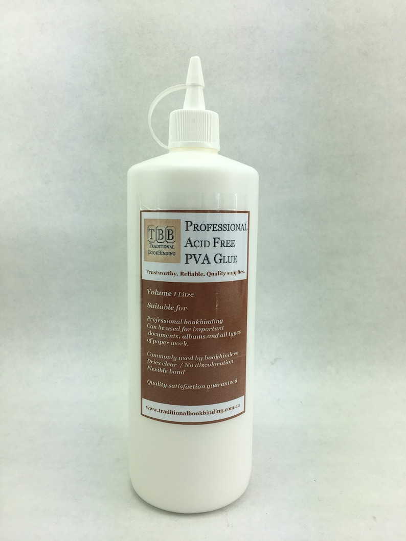 K&ouml;nnte beinhalten: Eine wei&szlig;e Plastikflasche mit s&auml;urefreiem PVA-Kleber f&uuml;r die Buchbinderei. Die Flasche ist mit "TBB Traditional Bookbinding Professional Acid Free PVA Glue" beschriftet und hat ein Volumen von 1 Liter. Das Etikett gibt auch an, dass der Kleber f&uuml;r die professionelle Buchbinderei geeignet ist, klar trocknet und von Buchbindern h&auml;ufig verwendet wird.