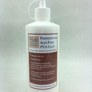 K&ouml;nnte beinhalten: Eine wei&szlig;e Flasche s&auml;urefreier PVA-Kleber f&uuml;r die professionelle Buchbinderei. Die Flasche ist mit "Professional Acid Free PVA Glue" und "Trustworthy. Reliable. Quality supplies." beschriftet. Die Flasche enth&auml;lt 500 ml Kleber und ist f&uuml;r wichtige Dokumente, Alben und alle Arten von Papierarbeiten geeignet. Sie trocknet klar, verf&auml;rbt sich nicht und bietet eine flexible Bindung.