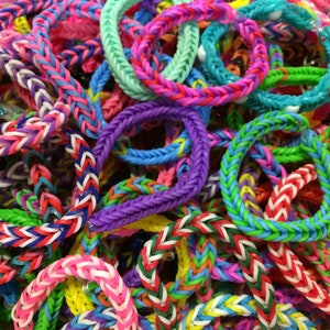 Classroom Pack of 30 Rubberband Rainbow Loom Fishtail Bracelets, Back to School, Graduation, School Spirit, Teacher Gift