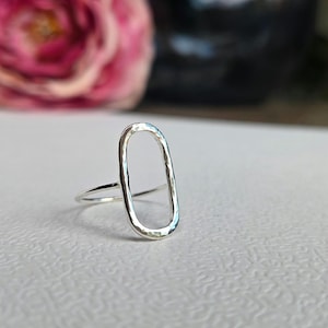 Minimalistischer ovaler Ring aus Sterlingsilber | Gehämmerter Ring mit offener Form | Moderner handgefertigter Schmuck