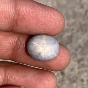 Biały szafir gwiaździsty AAA w kaboszonie o owalnym kształcie, 11,05 ct