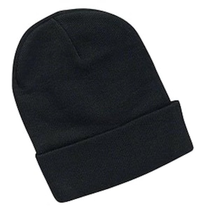 Könnte beinhalten: Eine schwarze Strickmütze. Die Mütze hat einen umgeschlagenen Rand.