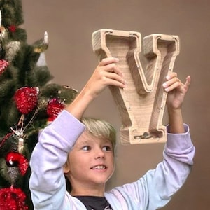 Regalo di Natale per bambini, salvadanaio con iniziale personalizzata e nome, salvadanaio in legno per bambini o bambine, salvadanaio con nome, regalo in legno per bambini