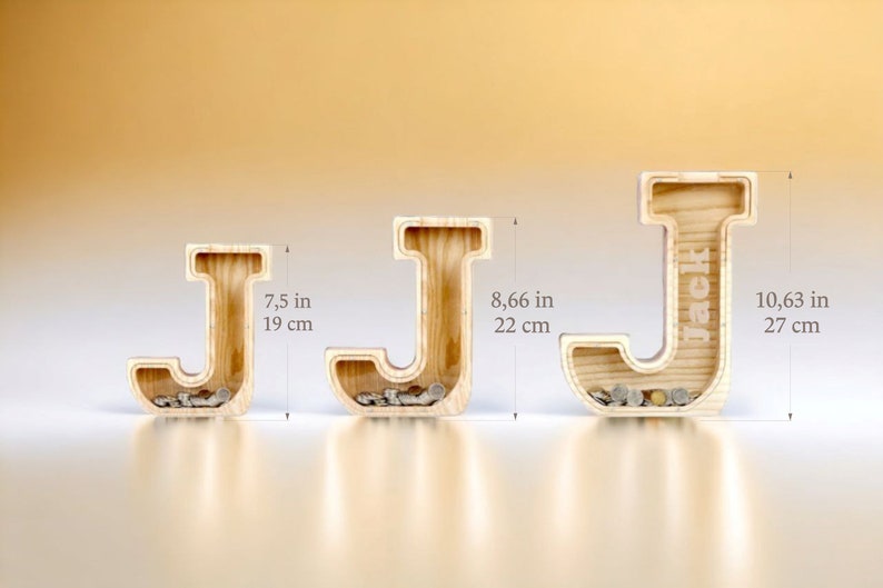K&ouml;nnte beinhalten: Drei h&ouml;lzerne Sparschweine in Form des Buchstabens J, in verschiedenen Gr&ouml;&szlig;en. Das kleinste ist 19 cm hoch, das mittlere 22 cm und das gr&ouml;&szlig;te 27 cm. Jedes Sparschwein hat einen Schlitz f&uuml;r M&uuml;nzen und ist mit M&uuml;nzen gef&uuml;llt.